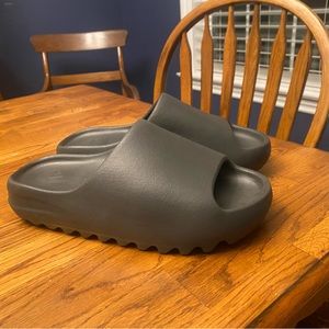 Size 9 yeezy slide onyx